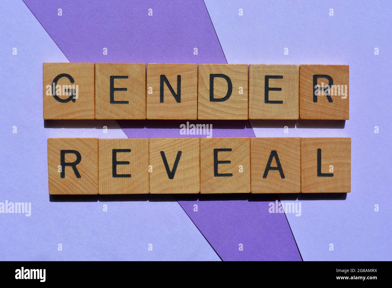 Genre révéler, mots en lettres de l'alphabet en bois isolées sur fond violet Banque D'Images