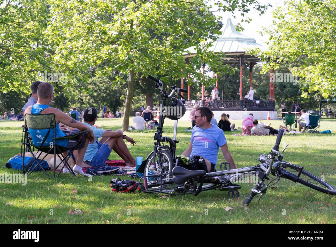 Les résidents et les touristes locaux affluent vers le parc de Greenwich à Londres, peuvent assister à des concerts au stand du groupe, chaud été après-midi dimanche week-end HeatWave Banque D'Images