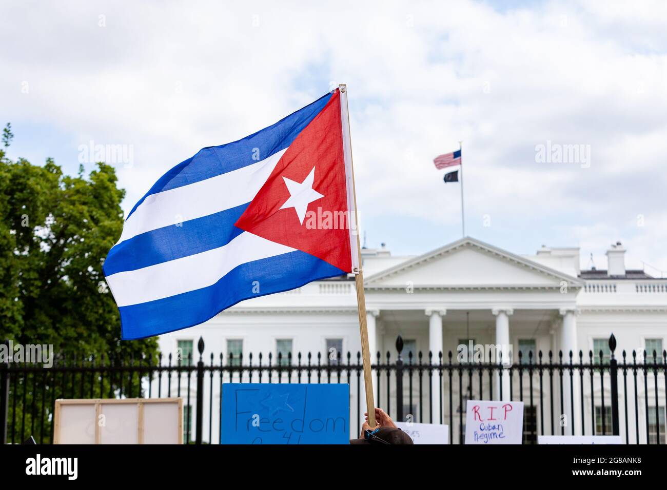 Washington, DC, Etats-Unis, 18 juillet 2021. En photo : des centaines de personnes se rassemblent devant la Maison Blanche en solidarité avec le peuple cubain. Les manifestants ont exigé l'intervention des États-Unis pour libérer Cuba. Crédit : Allison Bailey / Alamy Live News Banque D'Images