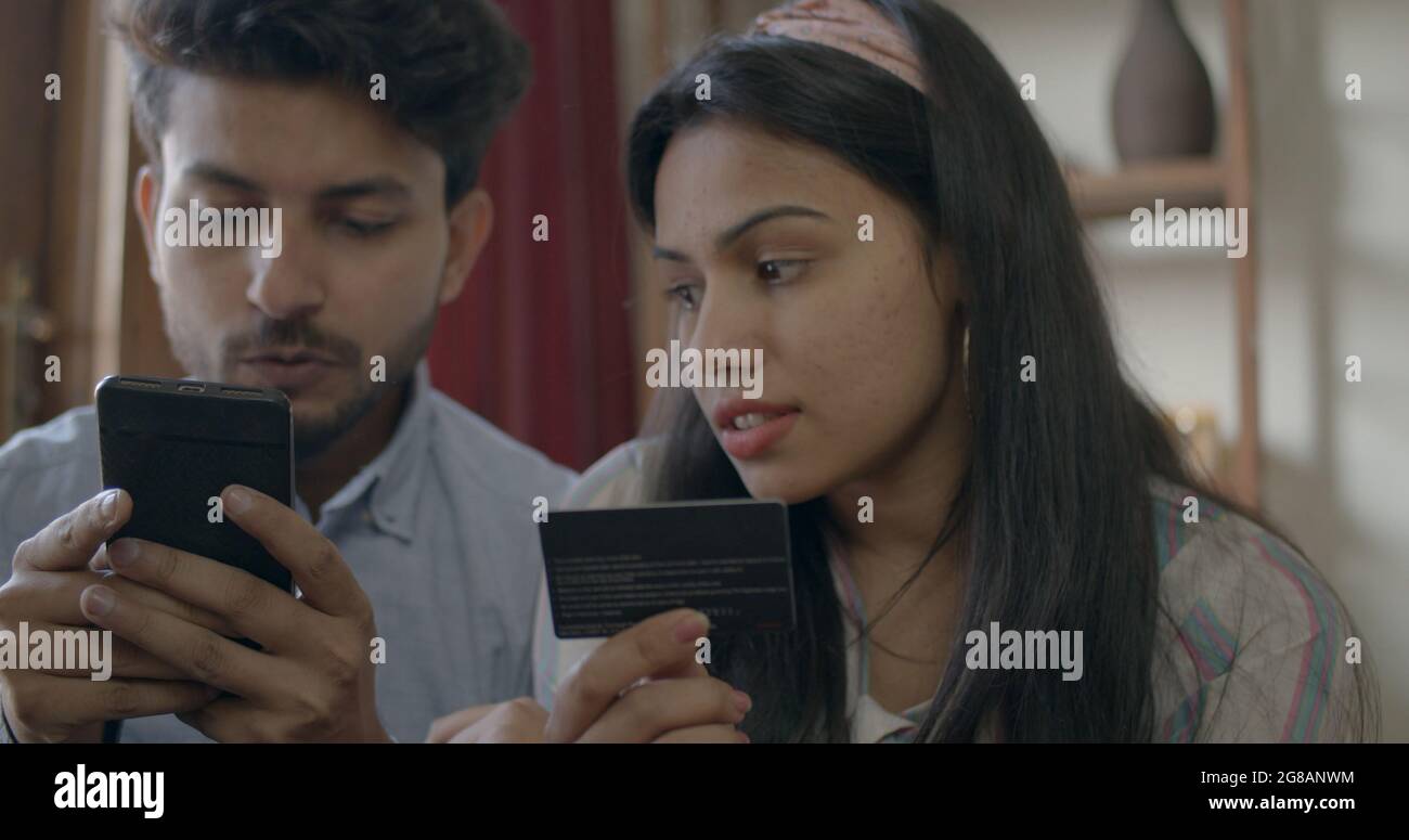Un jeune couple fait des paiements onliune Banque D'Images