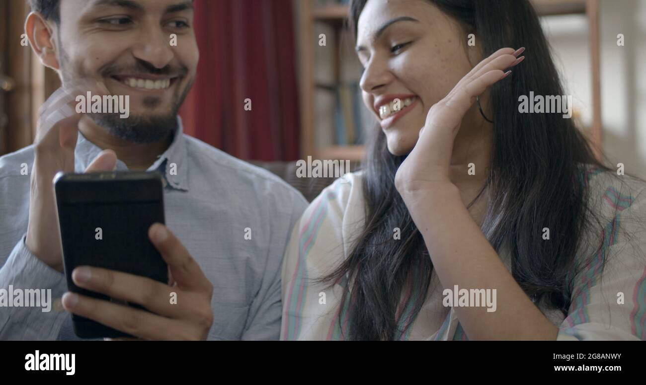 Un jeune couple fait des paiements onliune Banque D'Images