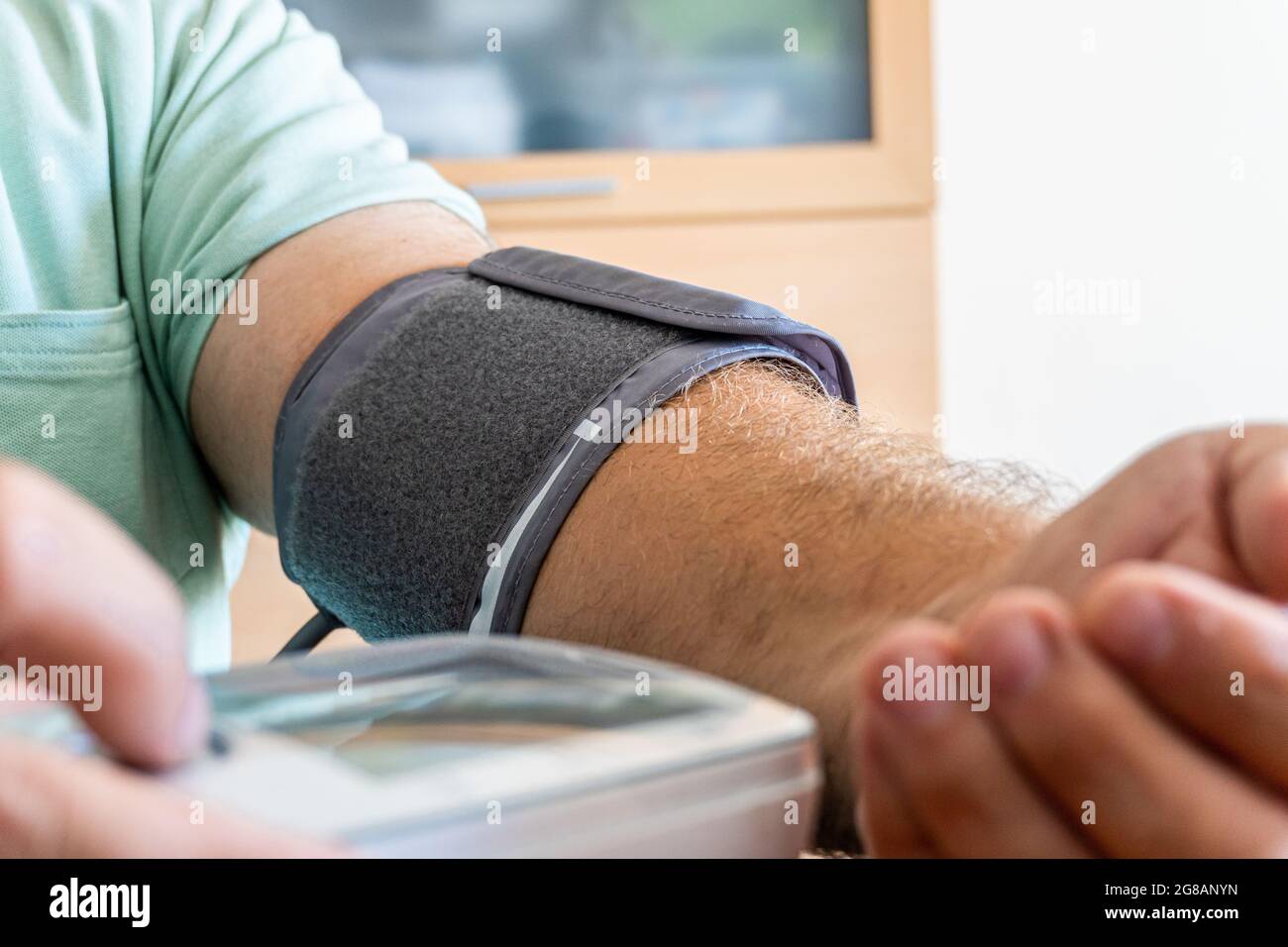 Avant-bras d'un homme avec un sphygmomanomètre attaché pour mesurer sa tension  artérielle Photo Stock - Alamy