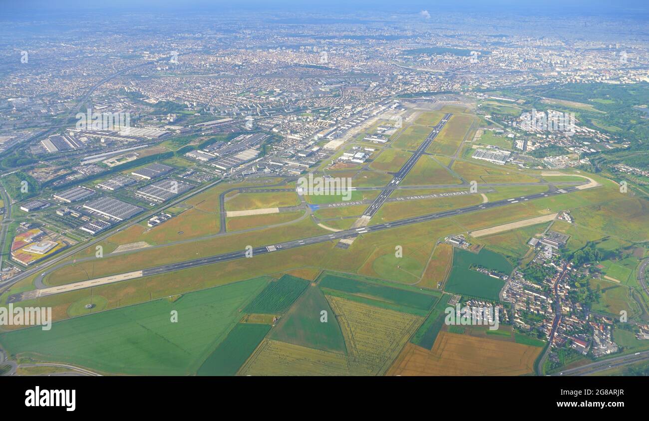 LE BOURGET, FRANCE -29 JUIN 2021- vue aérienne de l'aéroport du Bourget (LBG), le troisième aéroport de la région parisienne. Il accueille le célèbre air annuel de Paris Banque D'Images