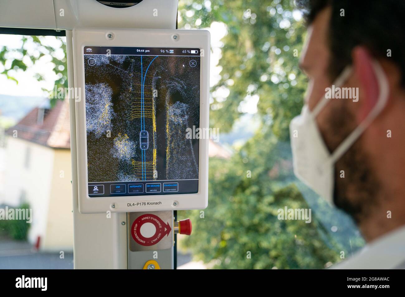 Kronach, Allemagne. 10 juillet 2021. L'opérateur Brian Möller contrôle l'affichage du bus autonome du fabricant Navya. Bien que les bus conduisent indépendamment, ils ne sont pas sans conducteur. Il y a toujours un opérateur à bord qui peut intervenir en cas d'urgence. (À dpa 'low but Modern: E-bus sans conducteur sur la route dans l'État libre') Credit: Nicolas Armer/dpa/Alay Live News Banque D'Images