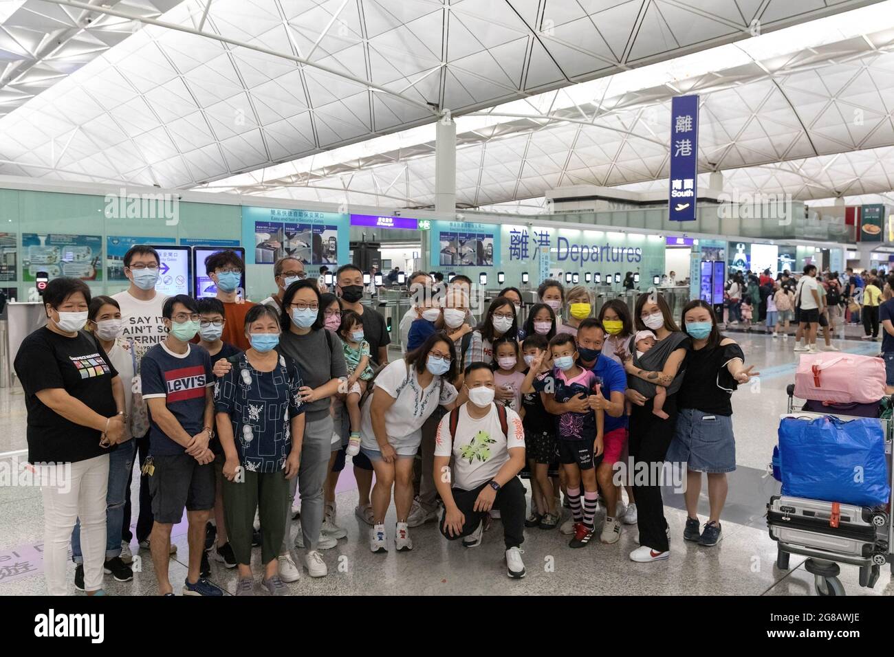 Les gens posent pour une dernière photo avec leurs amis et leur famille, à l'aéroport international de Hong Kong un jour avant la date limite de 'congé en dehors des règles' (LOTR) pour les détenteurs de passeport BN(O), Comme allocation spéciale pour que les Hongkongais puissent demander un visa après leur atterrissage au Royaume-Uni.des milliers de Hongkongais devraient partir pour le Royaume-Uni, la ville étant confrontée à une intensification des mesures de répression des droits de l'homme et de la liberté suite à la loi chinoise sur la sécurité nationale, Avec des impacts sur son économie dans le contexte de la pandémie COVID-19 et une pression supplémentaire de la part du gouvernement chinois. BN(O) - British National (Overseas) Banque D'Images