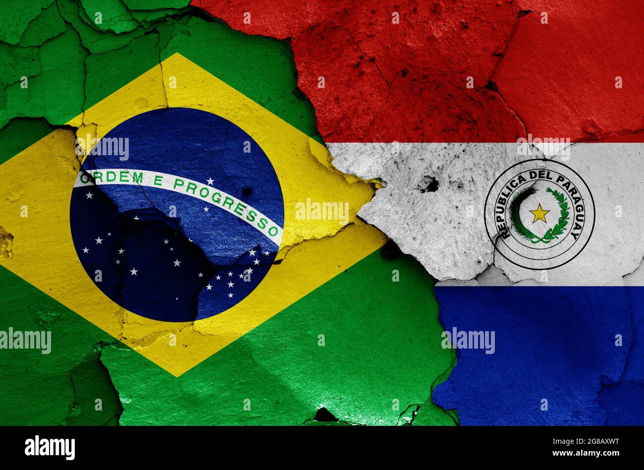 Drapeaux du Brésil et du Paraguay peints sur un mur fissuré Banque D'Images