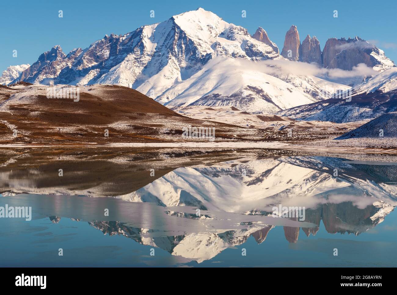 Torres del Paine Andes pics hiver réflexion, Patagonie, Chili. Banque D'Images