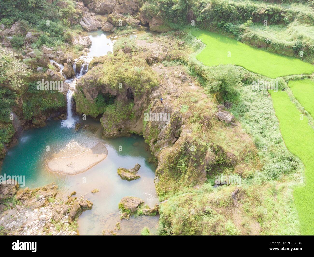 Belle cascade avec eau verte dans le district de MOC Chau nord du Vietnam Banque D'Images