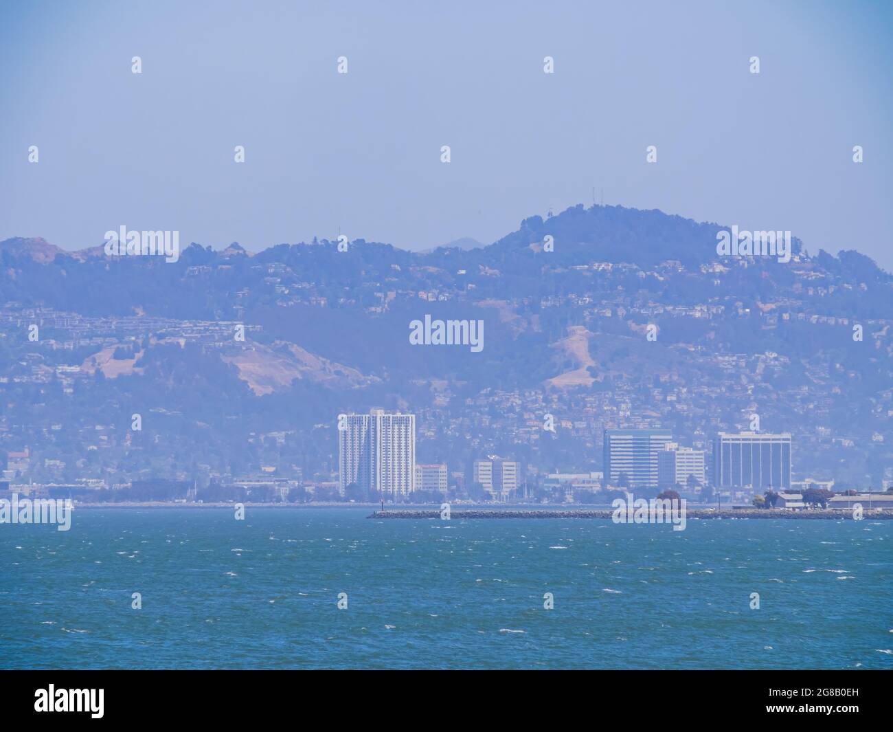 Vue ensoleillée sur le paysage urbain de Berkeley depuis l'île d'Alcatraz en Californie Banque D'Images