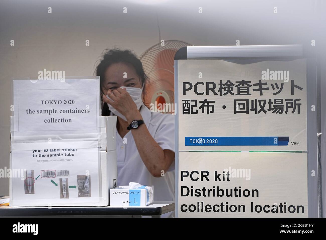 Tokio, Japon. 19 juillet 2021. Une femme se tient au point de prélèvement des échantillons de salive du test PCR Corona. Les Jeux Olympiques de Tokyo de 2020 auront lieu de 23.07.2021 à 08.08.2021. Credit: Michael Kappeller/dpa/Alay Live News Banque D'Images