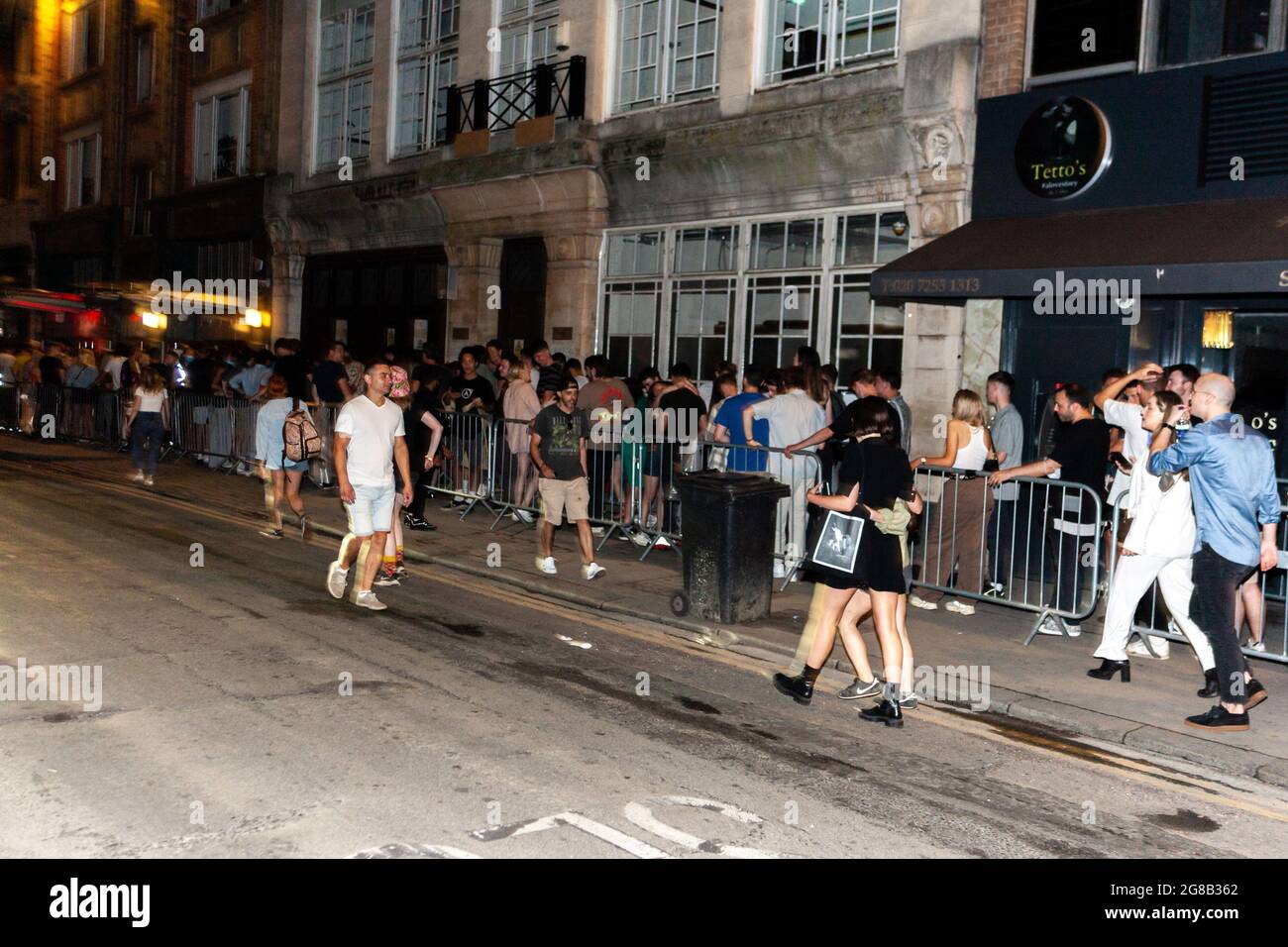 Londres, Angleterre. 18 juillet 2021. Fêtards à l'extérieur de Fabric pour la grande réouverture avec des gens debout dans des files d'attente qui entourent le bâtiment et couper devant les magasins. Credit: Stefan Weil/Alay Live News Banque D'Images