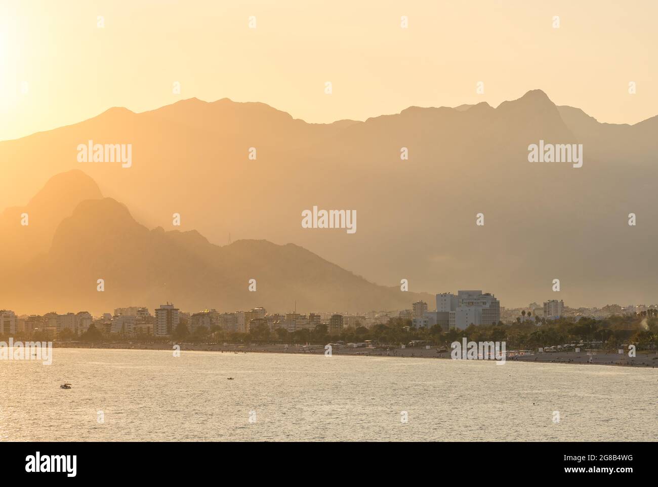 Antalya Konyaalti plage au coucher du soleil, Turquie Banque D'Images