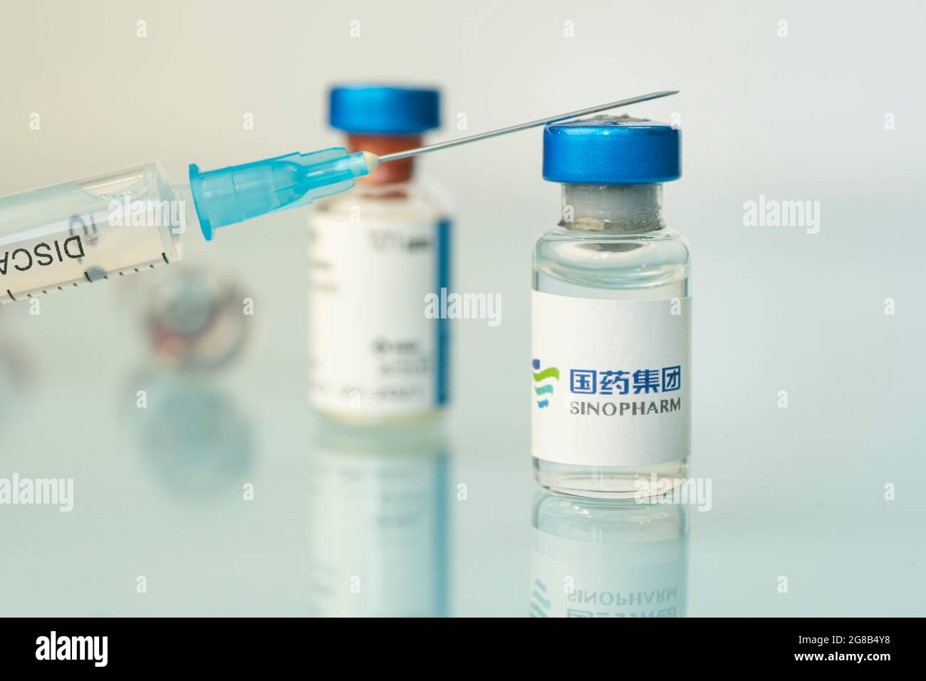 Flacon en verre avec logo Sinopharm, société pharmaceutique chinoise. 18 janvier 2021, Barnaul, Russie. Banque D'Images