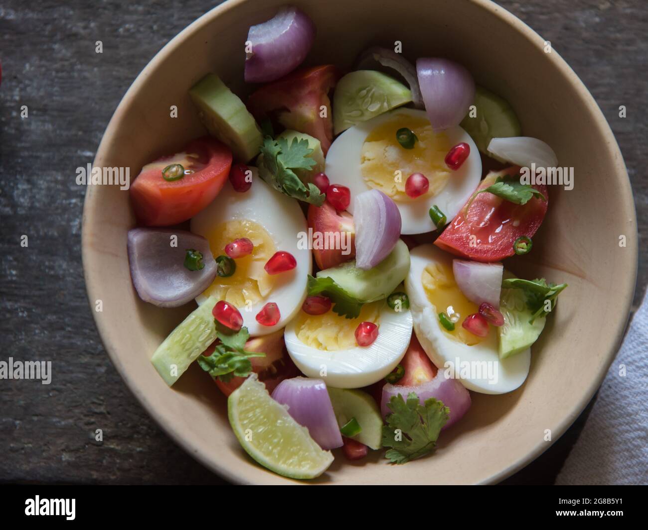 Légumes et salade d'œufs sains et nutritifs. Vue rapprochée. Banque D'Images