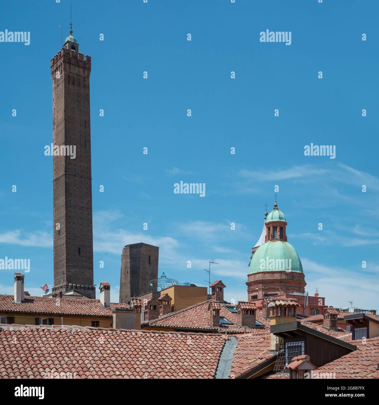 Vue suggestive sur les toits, les tours et le dôme dans le centre-ville de Bologne. Emilie-Romagne, Italie Banque D'Images