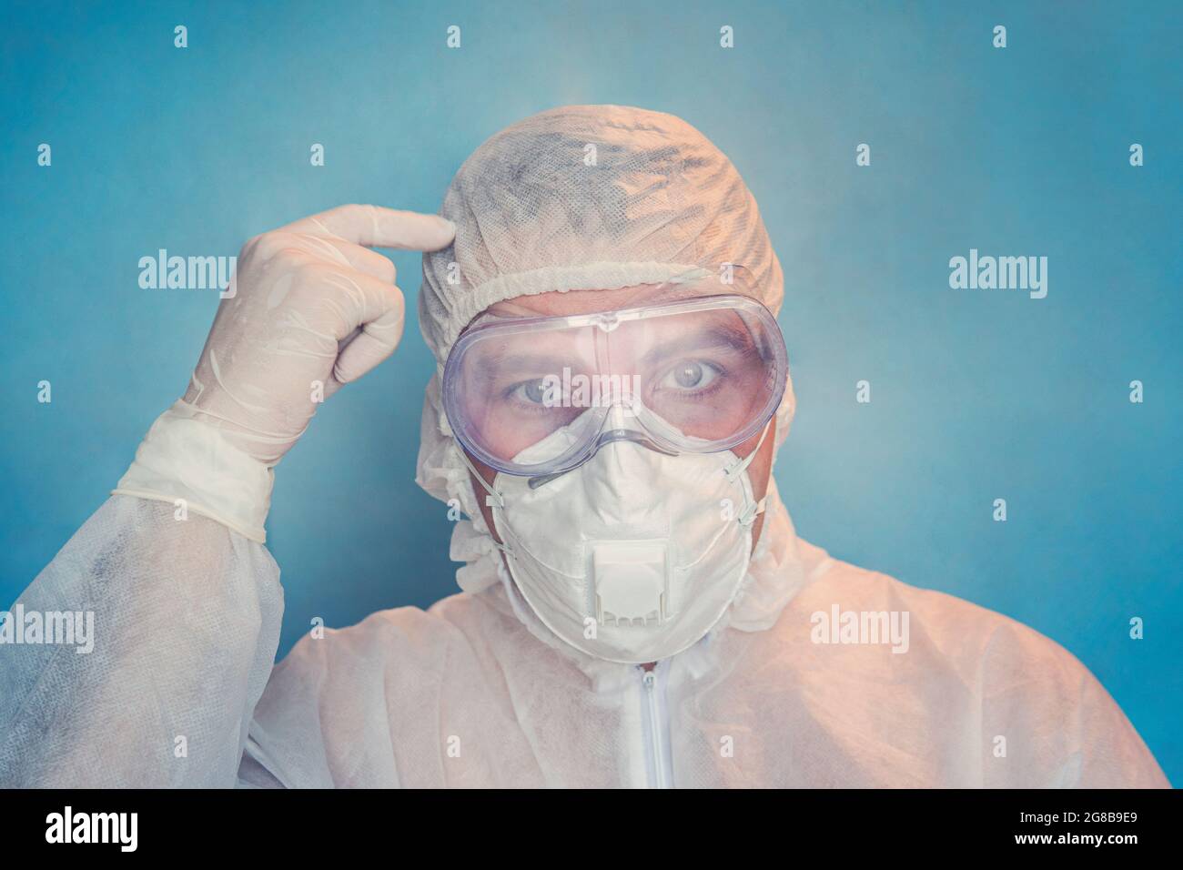 Covid-19, prévention du virus, personnel de santé et concept de vaccination. Gros plan d'un médecin fou outragé en manteau blanc. Pensez avec votre tête. Banque D'Images