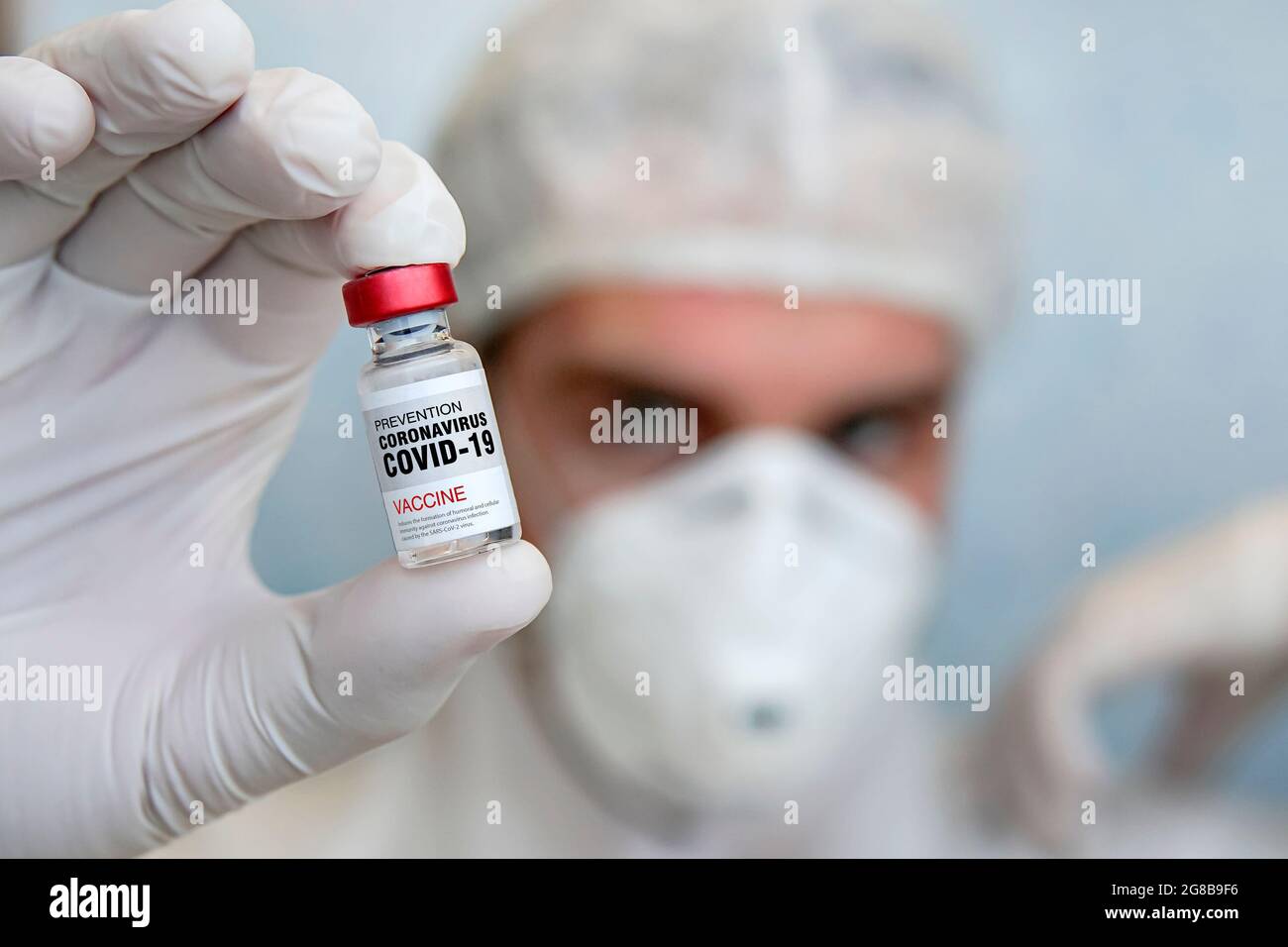 Main du médecin gants tenant le vaccin contre le coronavirus. Protection de la population contre l'infection par le coronavirus. Développement d'un nouveau vaccin contre coron Banque D'Images