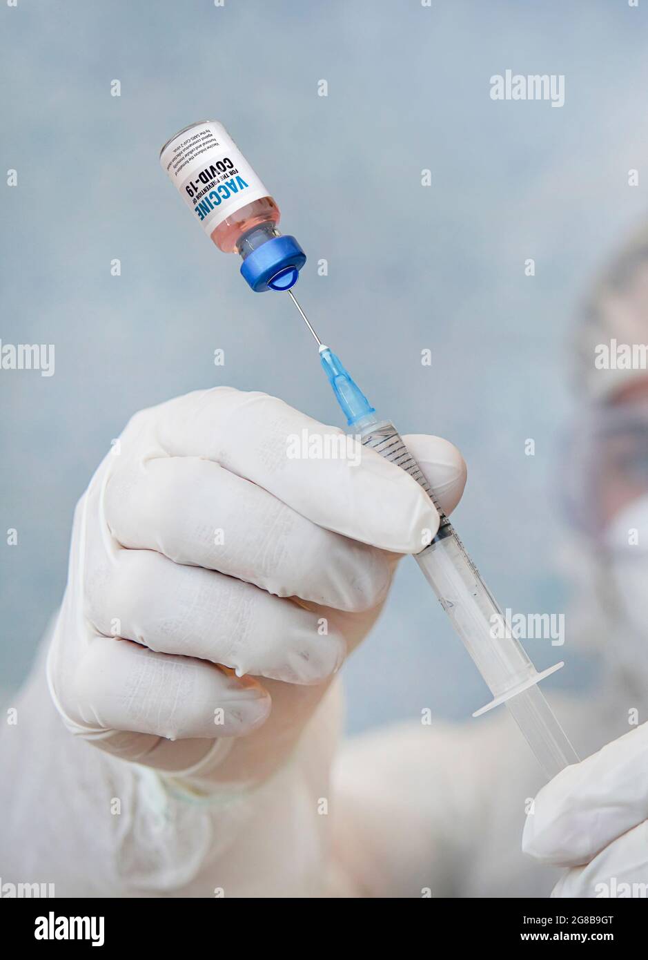 Vaccin COVID-19 dans les mains des chercheurs, le médecin tient une seringue et un flacon avec le vaccin pour la guérison du coronavirus. Gros plan Banque D'Images