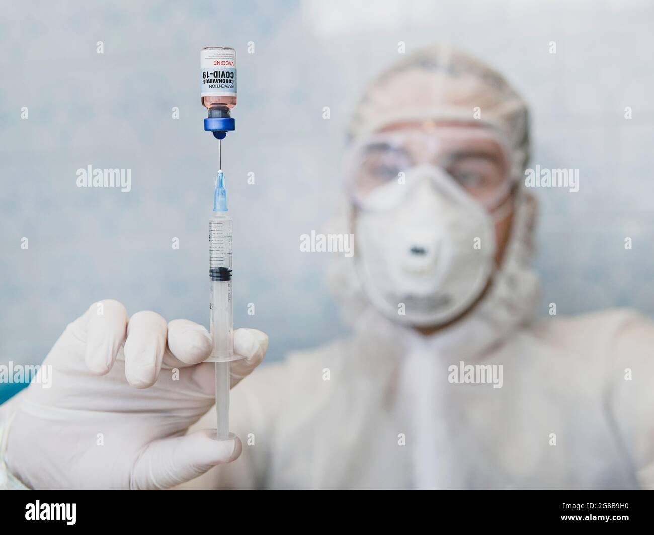 Vaccin COVID-19 dans les mains des chercheurs, le médecin tient une seringue et un flacon avec le vaccin pour la guérison du coronavirus. Gros plan Banque D'Images