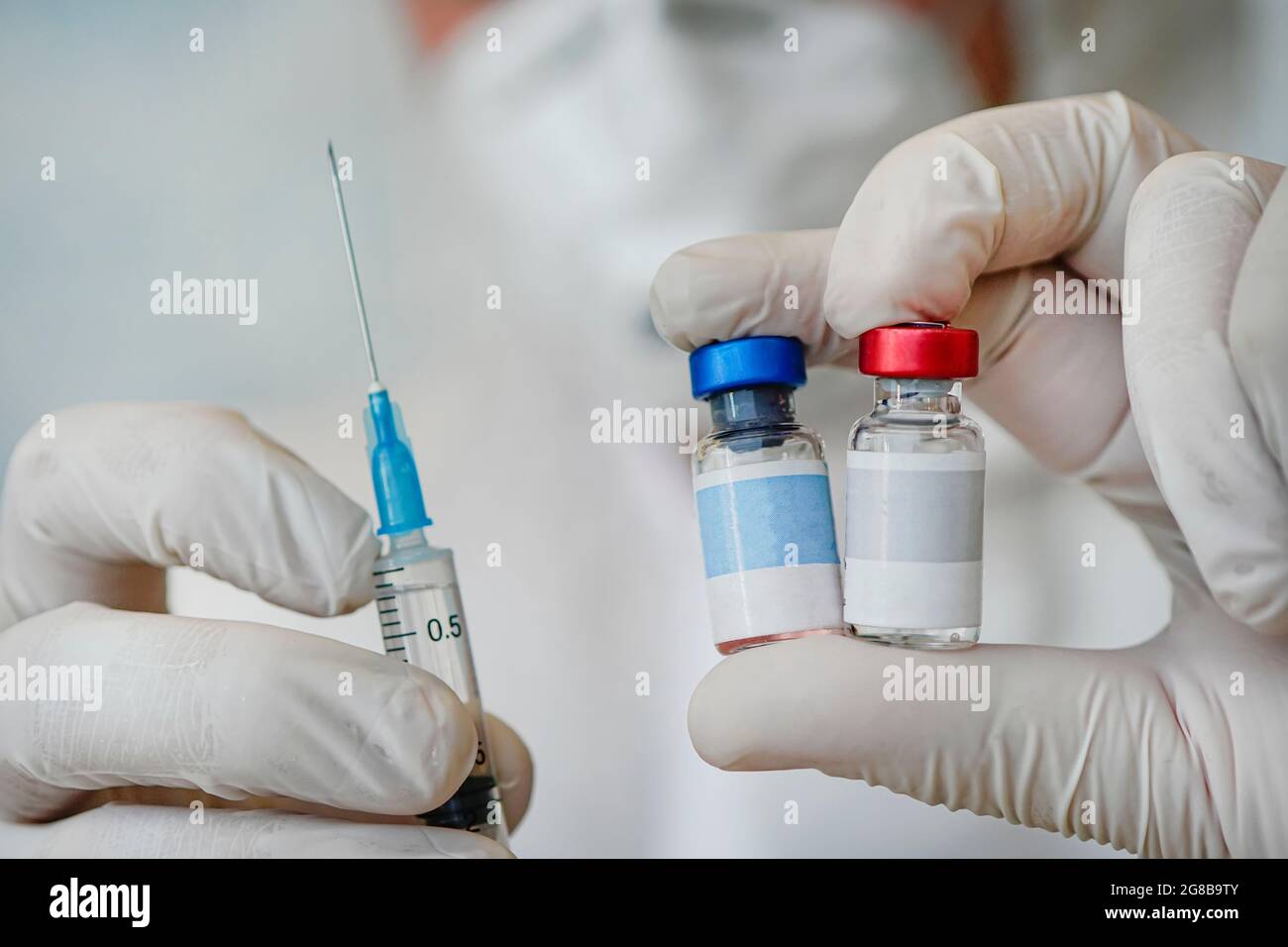 Concept médical de la santé. Le médecin tient dans sa main une bouteille de vaccin et une étiquette vierge pour le texte ou la conception publicitaire. Gros plan d'une bouteille médicale Banque D'Images