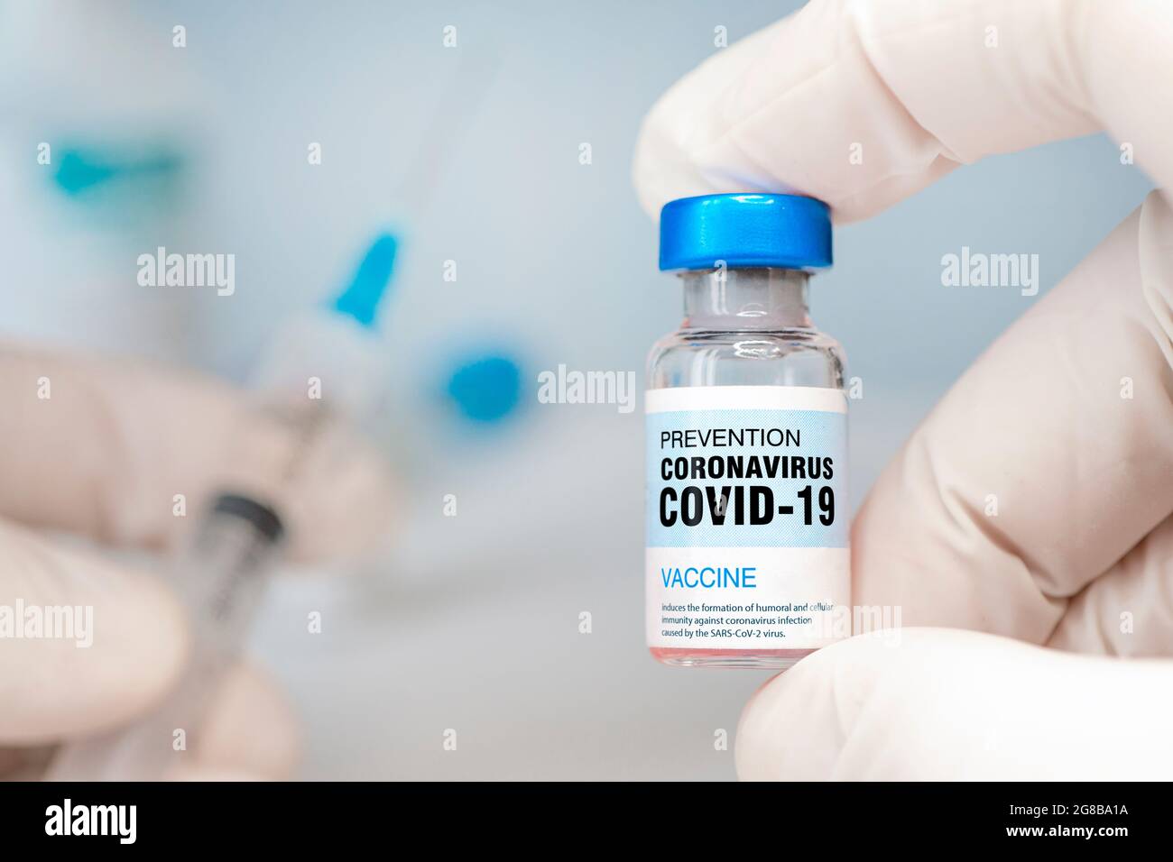 Main du médecin gants tenant le vaccin contre le coronavirus. Protection de la population contre l'infection par le coronavirus. Développement d'un nouveau vaccin contre coron Banque D'Images