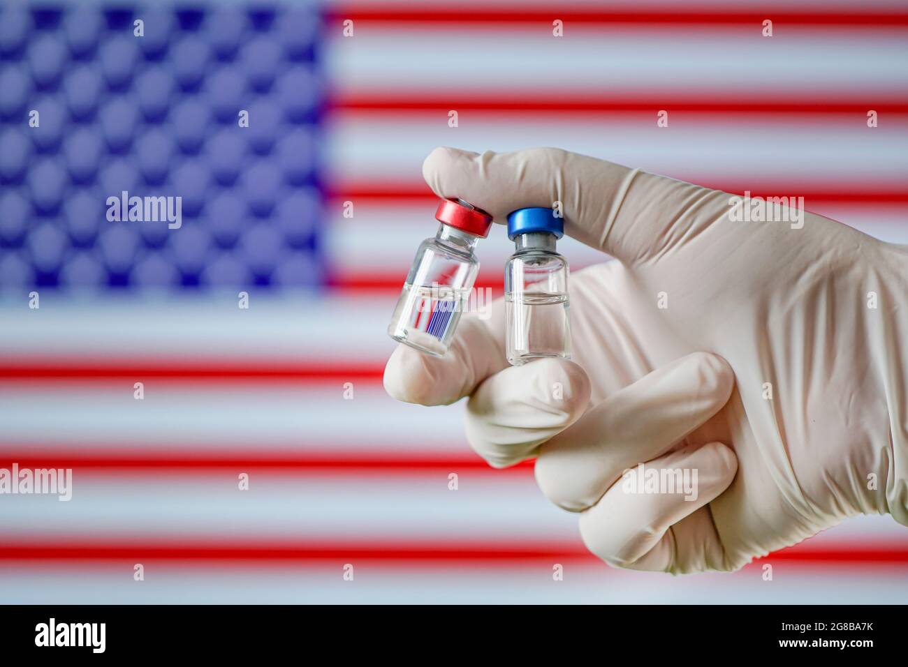 Virus Corona COVID-19 injection vaccin main tenir médecin ou infirmière sur le drapeau États-Unis d'Amérique contexte. Protéger l'immunisation et le traitement contre Banque D'Images