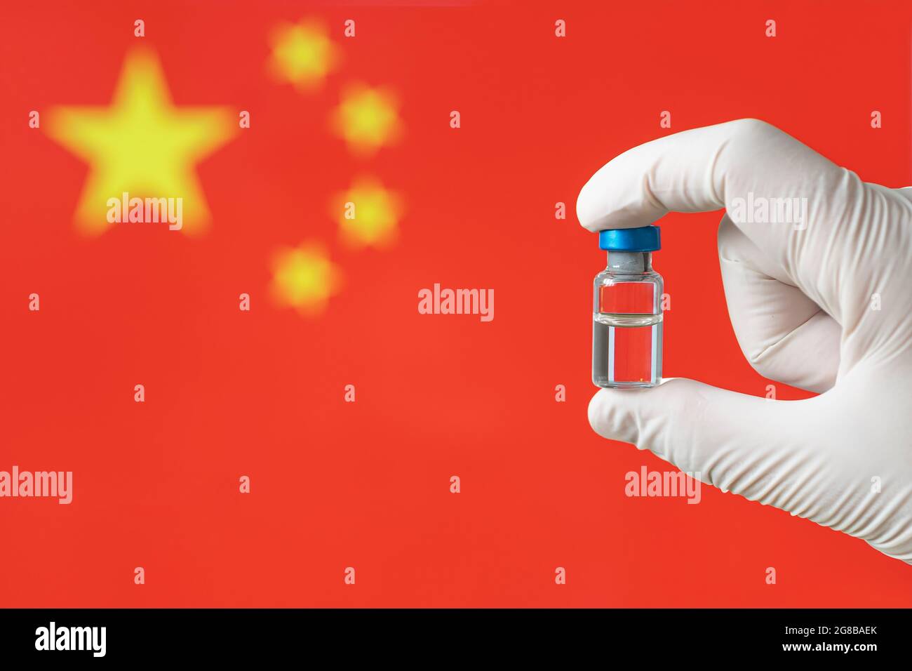 Virus Corona COVID-19 injection du vaccin main tenir le médecin ou l'infirmière sur le fond du drapeau chinois. Protéger l'immunisation et le traitement contre le virus corona infec Banque D'Images