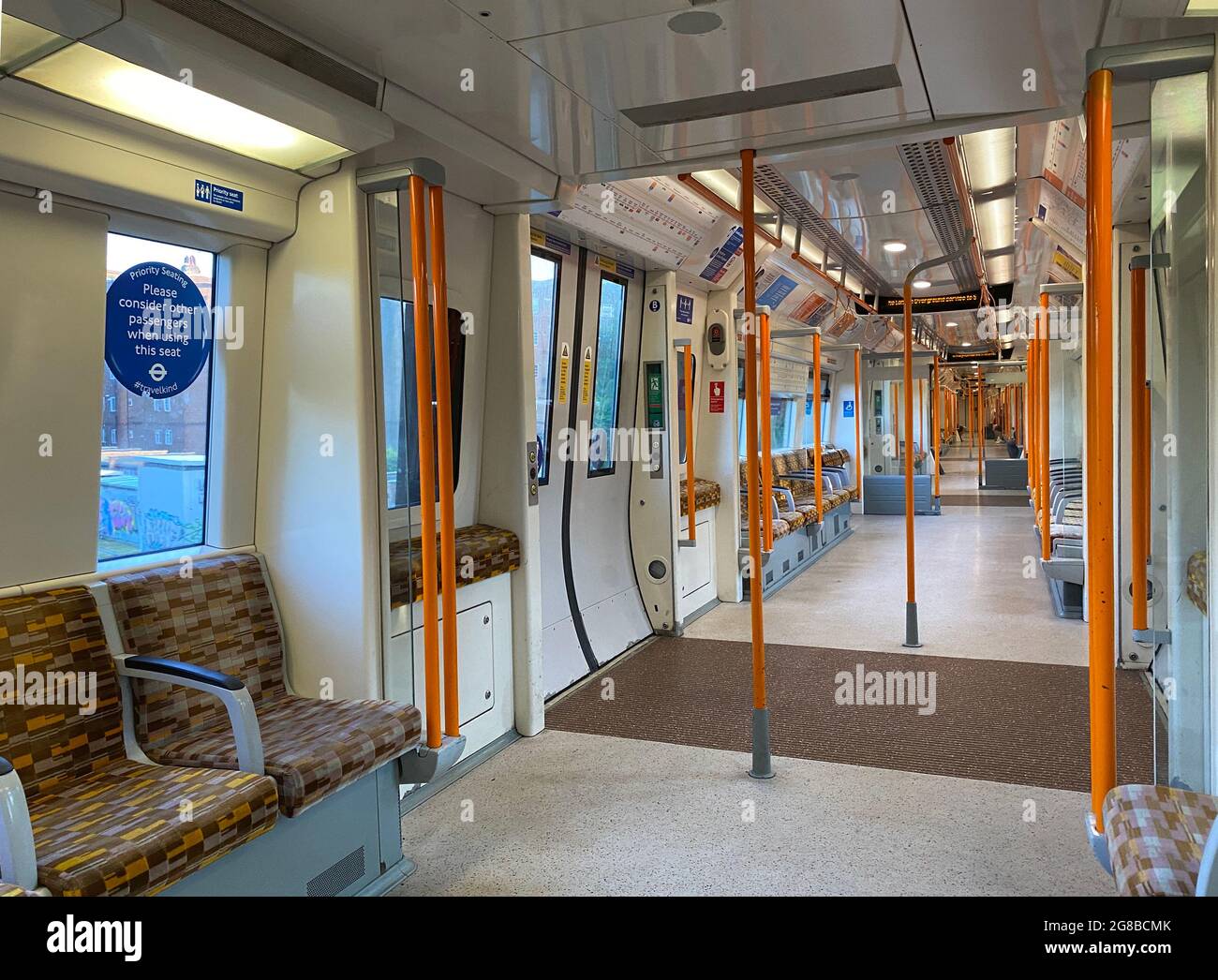 Un train terrestre dans une banlieue ouest de Londres est presque vide de passagers après la levée des dernières restrictions légales concernant le coronavirus en Angleterre. Date de la photo: Lundi 19 juillet 2021. Banque D'Images