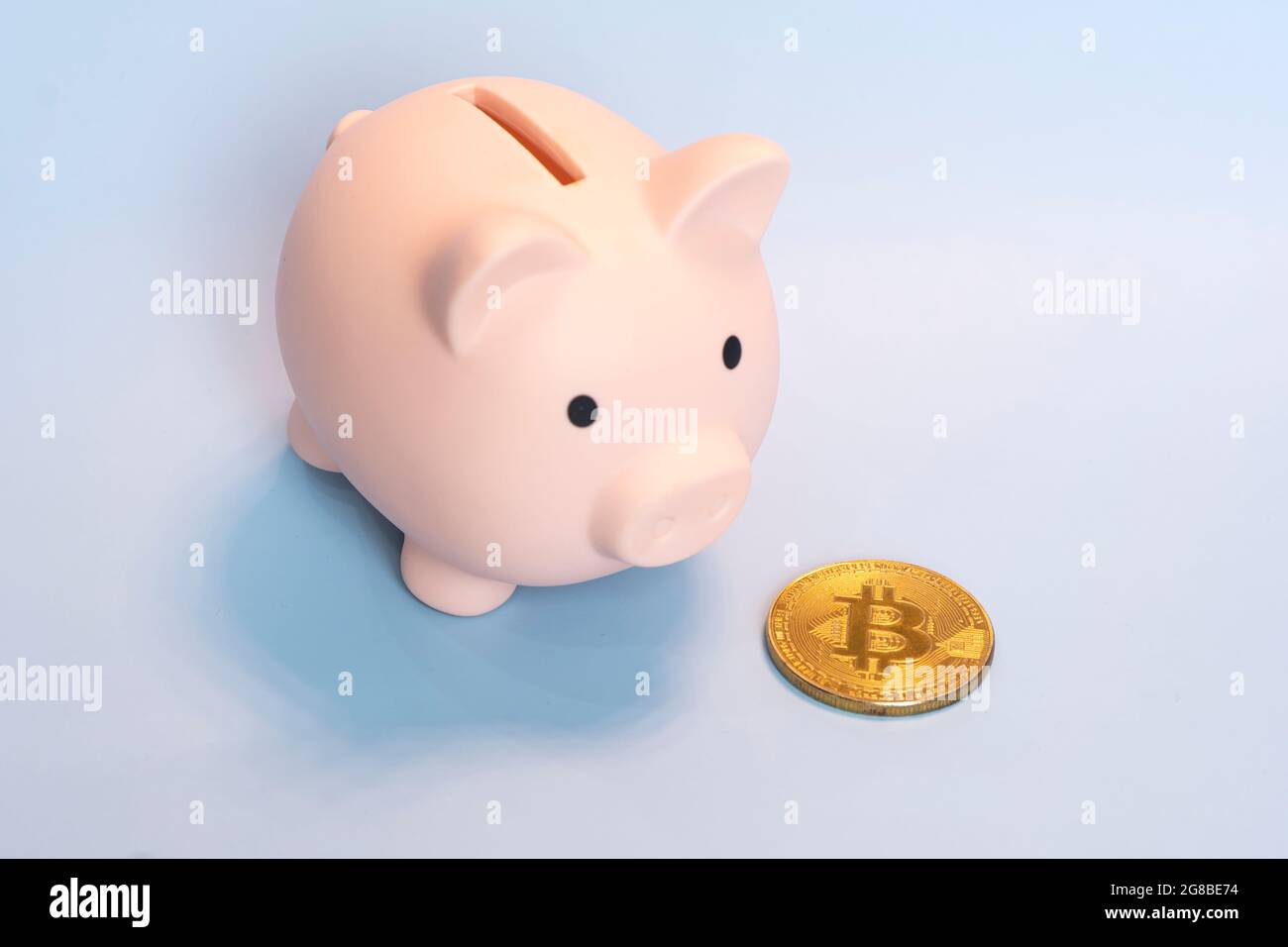 Tirelire avec pile de pièces de crypto-monnaie - Litecoin, Bitcoin, Ethereum sur fond bleu Banque D'Images