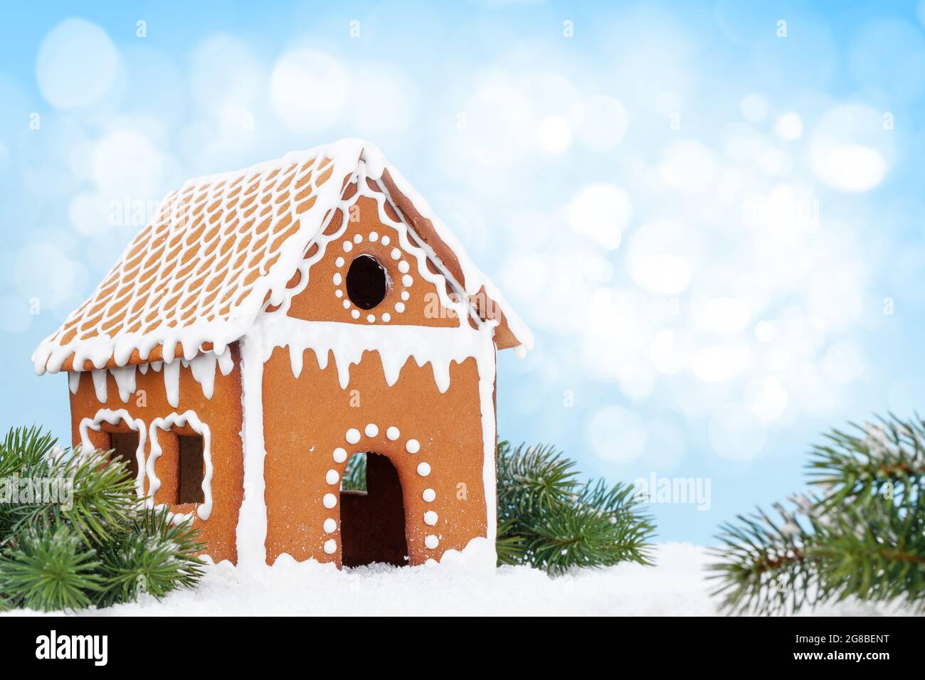 Carte de vœux de Noël avec maison en pain d'épice, sapin dans la neige et espace de copie Banque D'Images