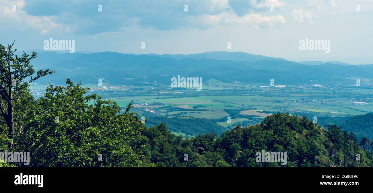 Vue depuis la colline de Chmelova dans les montagnes de Biele Karpaty en Slovaquie avec campagne sur la vallée de la rivière Vah et les collines au-dessus Banque D'Images