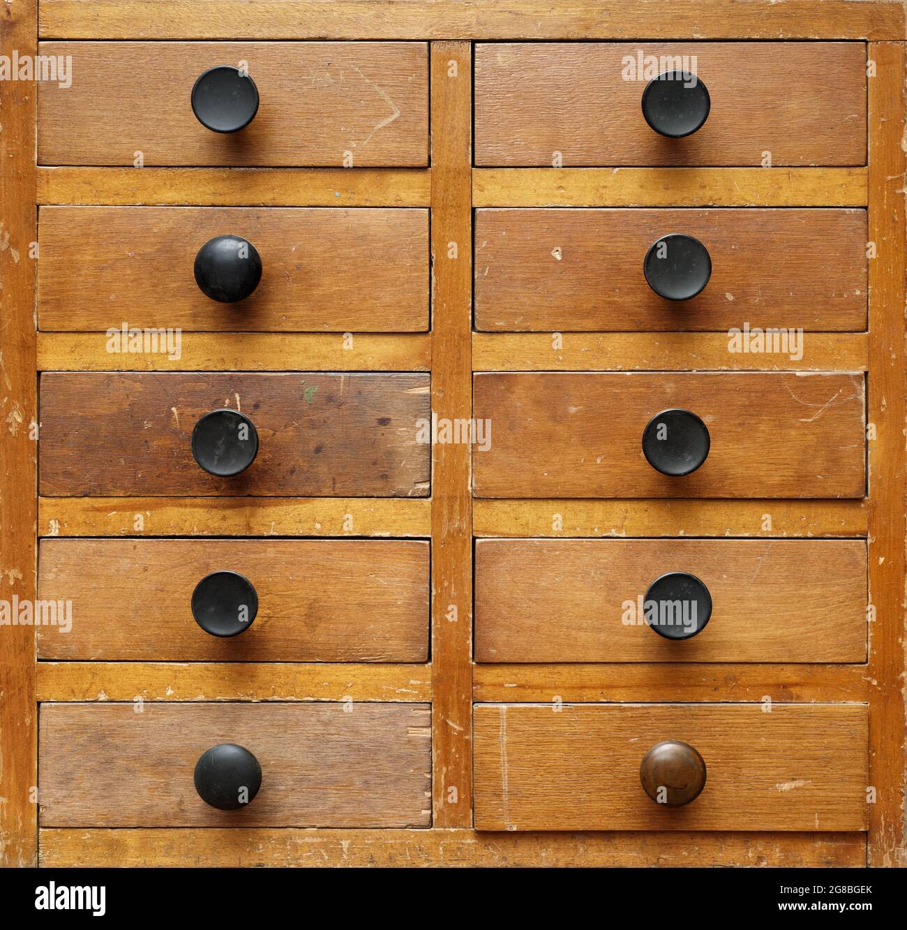 Arrière-plans et textures : armoire en bois très ancienne avec tiroirs à poignées noires, vue avant Banque D'Images