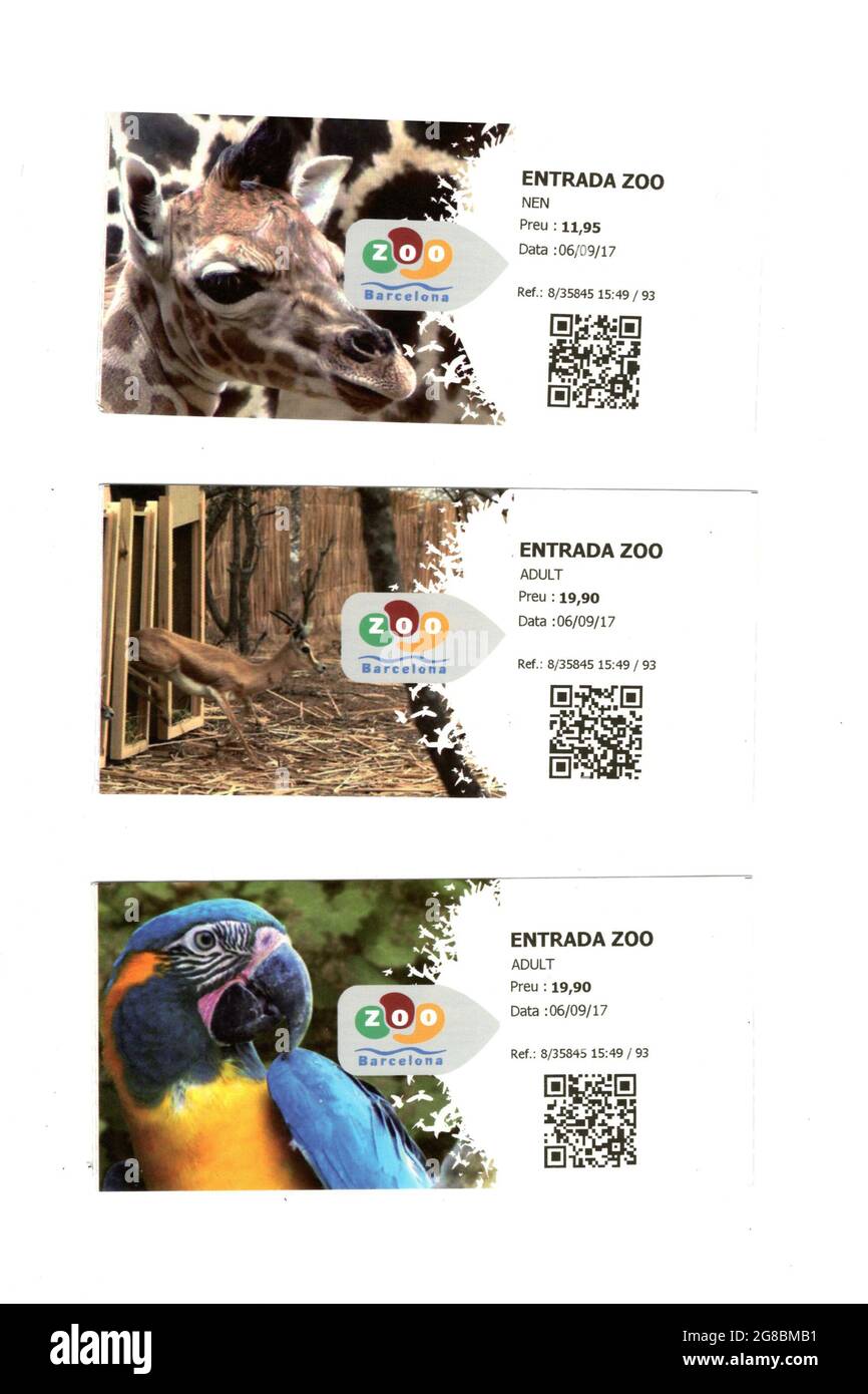 Barcelone, Catalogne, Espagne - 6 septembre 2017 : trois billets pour le zoo d'Entrada à Barcelone avec des photos d'animaux et d'oiseaux et des codes à barres isolés Banque D'Images