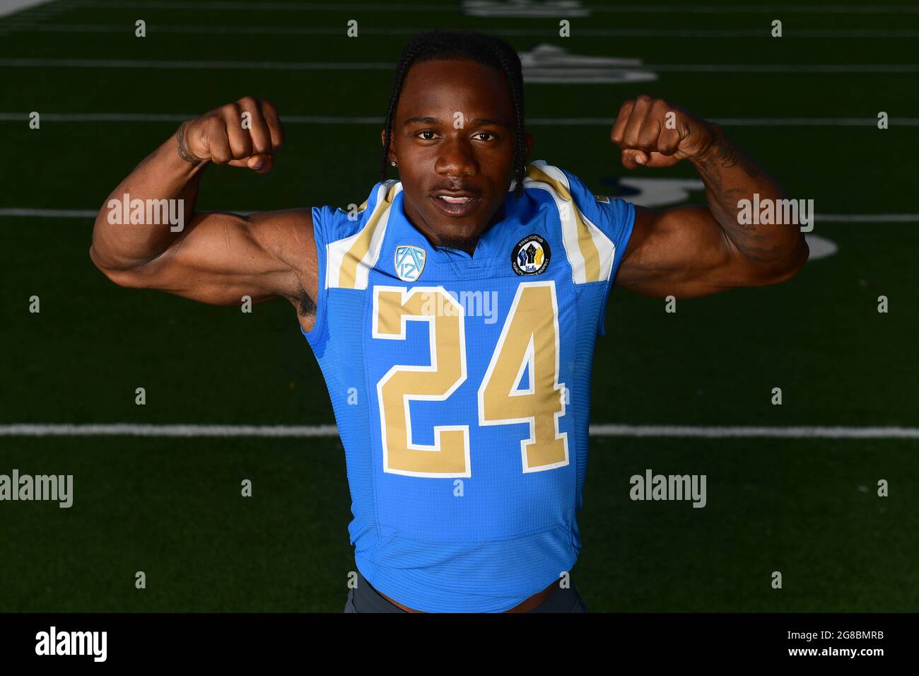 UCLA Bruins dos défensif Qwuantrezz Knight pose lors d'une séance de portrait, jeudi 15 juillet 2021, dans Van Nuys, Calif. Banque D'Images