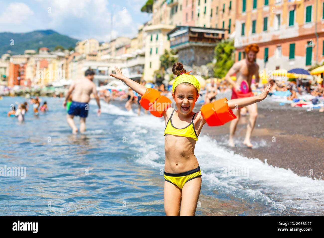 Petite Fille Sur La Plage En Italie Cote En Italie Photo Stock Alamy