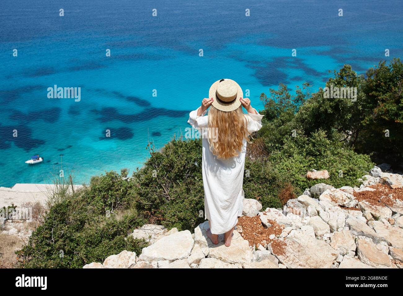 Femme en chapeau regardant le magnifique lagon bleu Banque D'Images