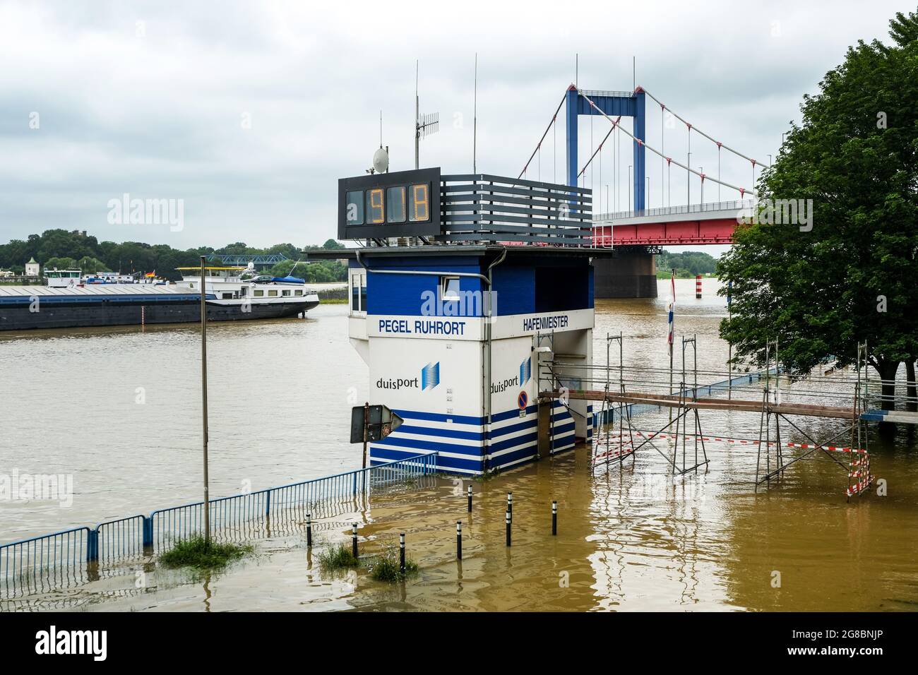 Duisburg, Rhénanie-du-Nord-Westphalie, Allemagne - haute eau, jauge de Ruhrort montre plus de 9 mètres, Friedrich-Ebert-Bruecke dans le dos. Banque D'Images