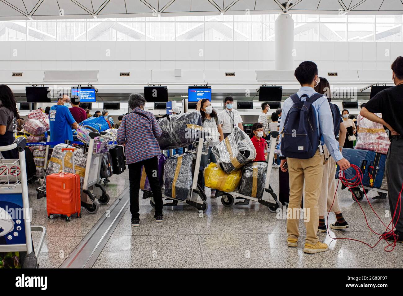 Hong Kong. 19 juillet 2021. Les gens font la queue pour le départ à l'aéroport international de Hong Kong. Des milliers de Hongkongais saisissent la dernière chance d'entrer au Royaume-Uni avant l'expiration de la politique « Leave Outside the Rules » (L) pour les titulaires de passeport BN(O) ce soir à minuit. En vertu de la politique, ceux qui n'ont pas encore obtenu de visa BN(O) peuvent vivre et travailler dans le pays pendant six mois maximum avec le statut L. (Credit image: © Keith Tsuji/ZUMA Press Wire) Credit: ZUMA Press, Inc./Alamy Live News Banque D'Images