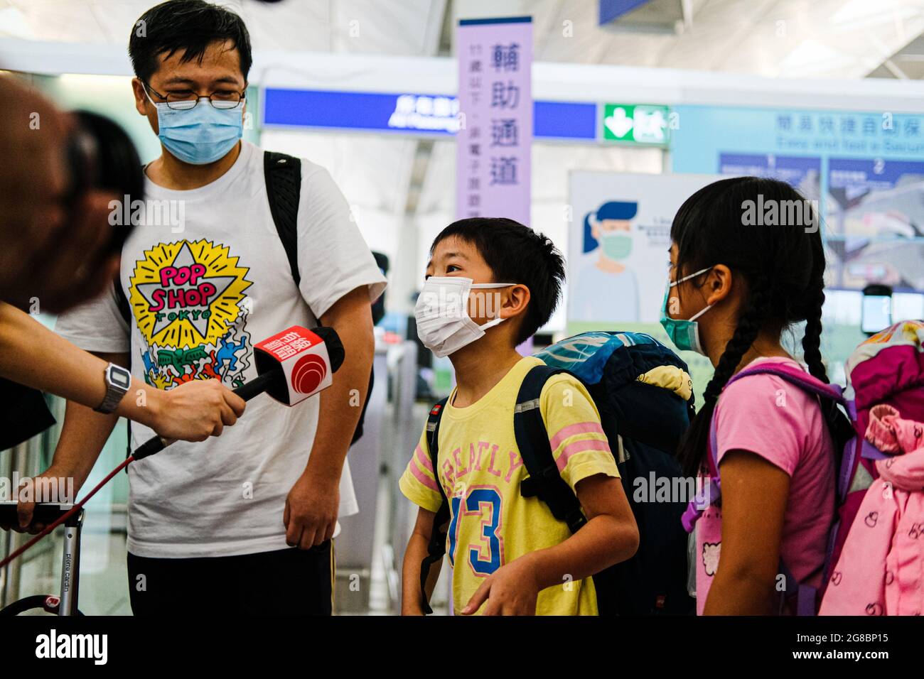 Hong Kong. 19 juillet 2021. Les gens sont interviewés avant d'entrer dans les douanes à l'aéroport international de Hong Kong. Des milliers de Hongkongais saisissent la dernière chance d'entrer au Royaume-Uni avant l'expiration de la politique « Leave Outside the Rules » (L) pour les titulaires de passeport BN(O) ce soir à minuit. En vertu de la politique, ceux qui n'ont pas encore obtenu de visa BN(O) peuvent vivre et travailler dans le pays pendant six mois maximum avec le statut L. (Credit image: © Keith Tsuji/ZUMA Press Wire) Credit: ZUMA Press, Inc./Alamy Live News Banque D'Images