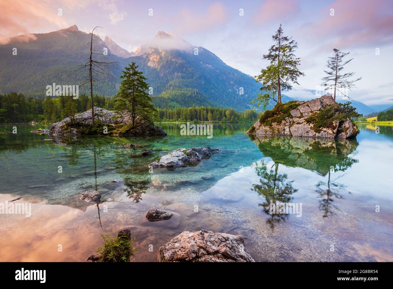 Parc national de Berchtesgaden, Allemagne. Le lac Hintersee et les Alpes bavaroises au lever du soleil. Banque D'Images