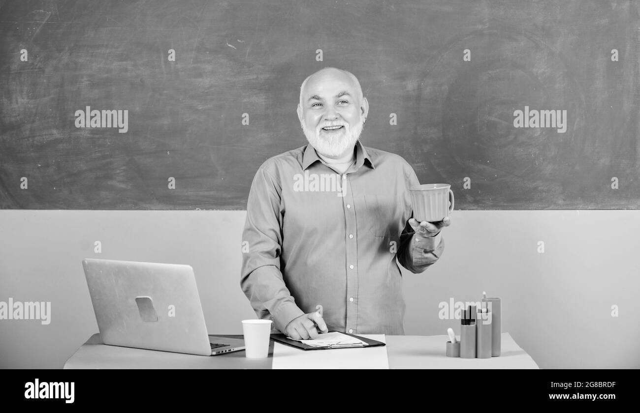 Le beau homme utilise la technologie moderne. Technologie numérique. Cours en ligne pour les programmeurs. Programmation de l'enseignant de l'école avec ordinateur portable. Programmation Web Banque D'Images