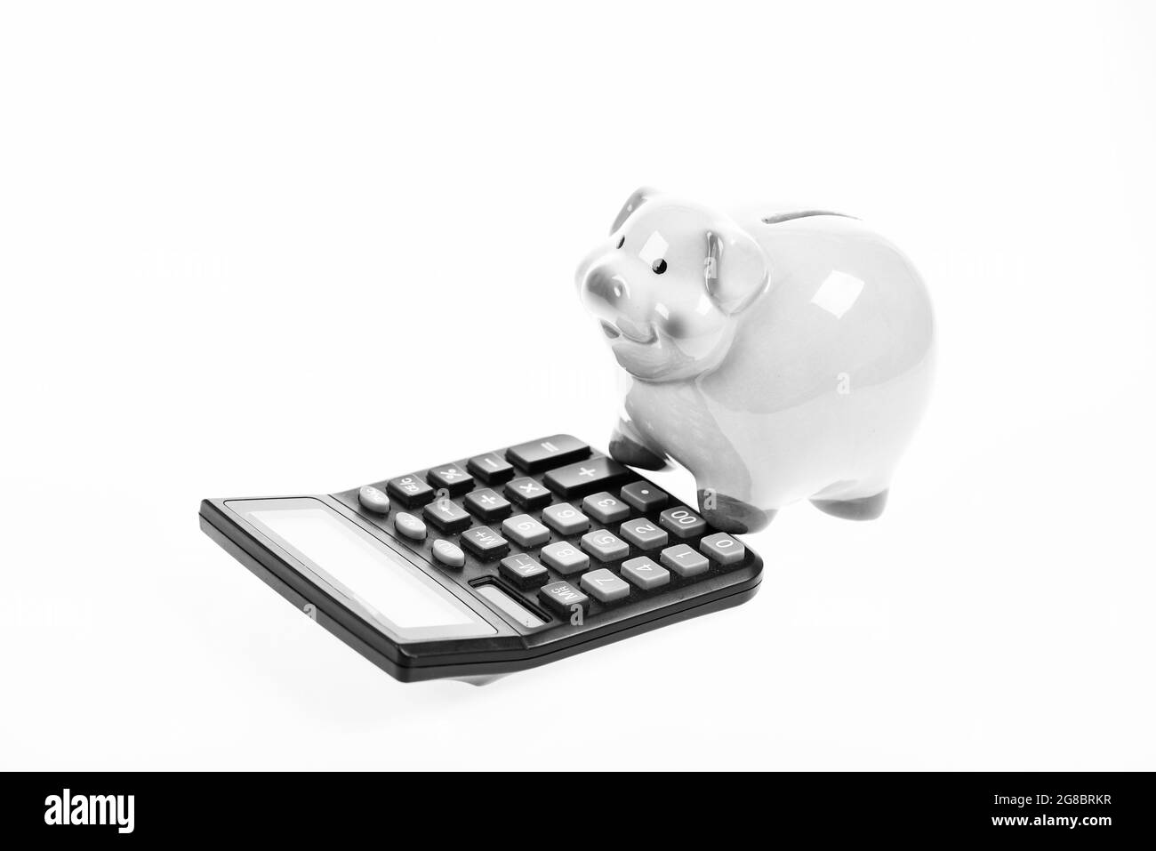 Économies de l'argent de la piggy banque. Porceuse et calculatrice. Notion de dette de crédit. Économie et gestion des profits. Économie et finance. Investissement gain Banque D'Images
