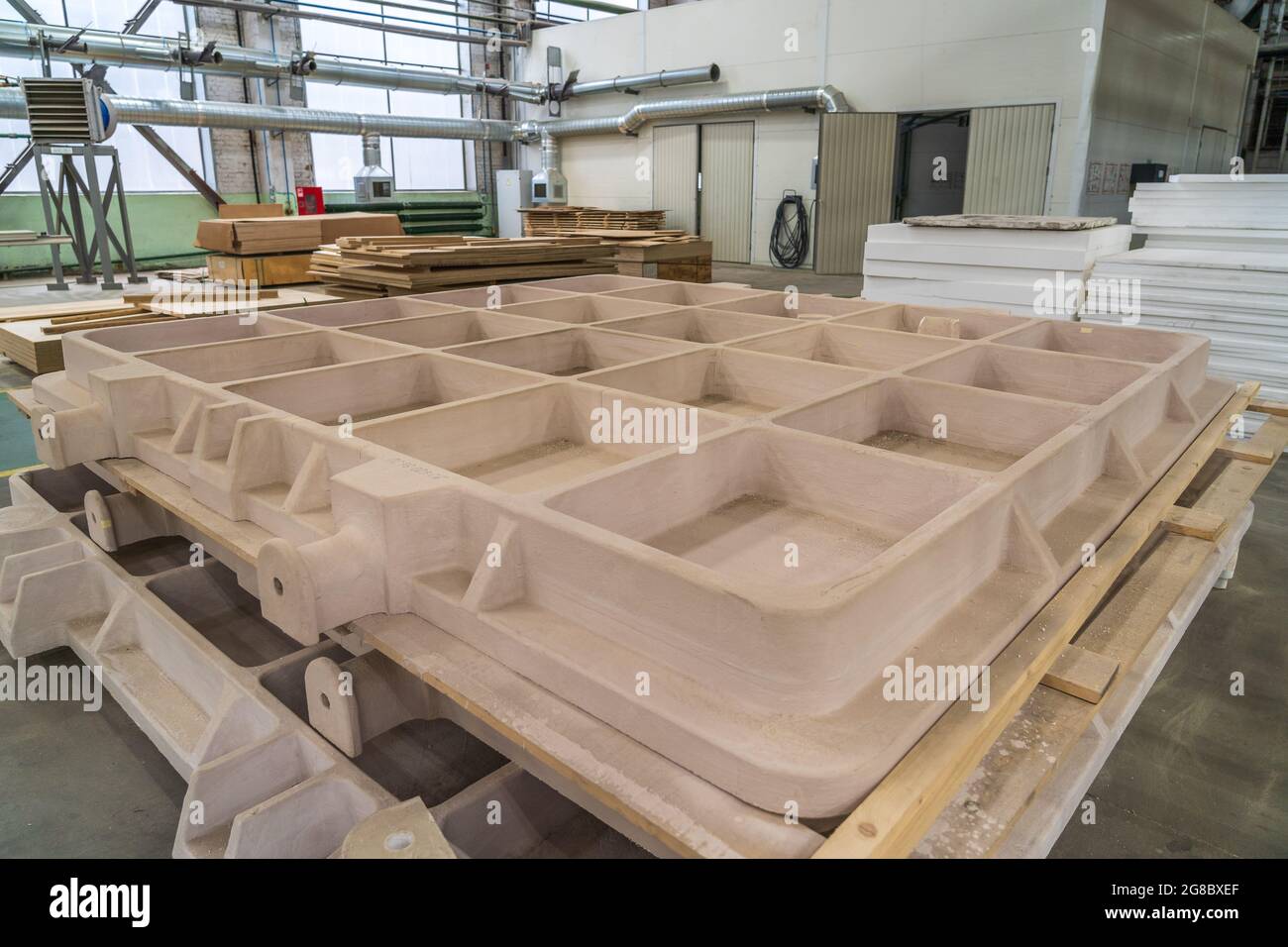 Moules à billettes en bois fabriqués dans un atelier de travail du bois pour la production ultérieure à partir de fer. Banque D'Images