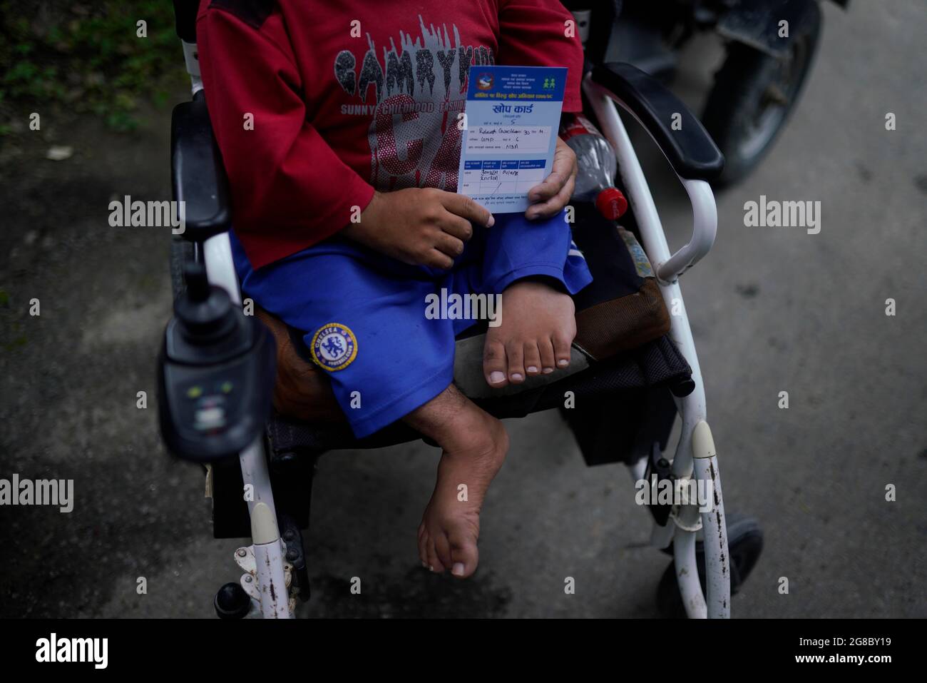 Katmandou Nepal 19 Juillet 21 Un Homme Handicape Detient Sa Carte De Vaccination Apres Avoir Recu Une Dose Du Vaccin Johnson Johnson Covid 19 A La Nepal Disabled Association A Katmandou Au