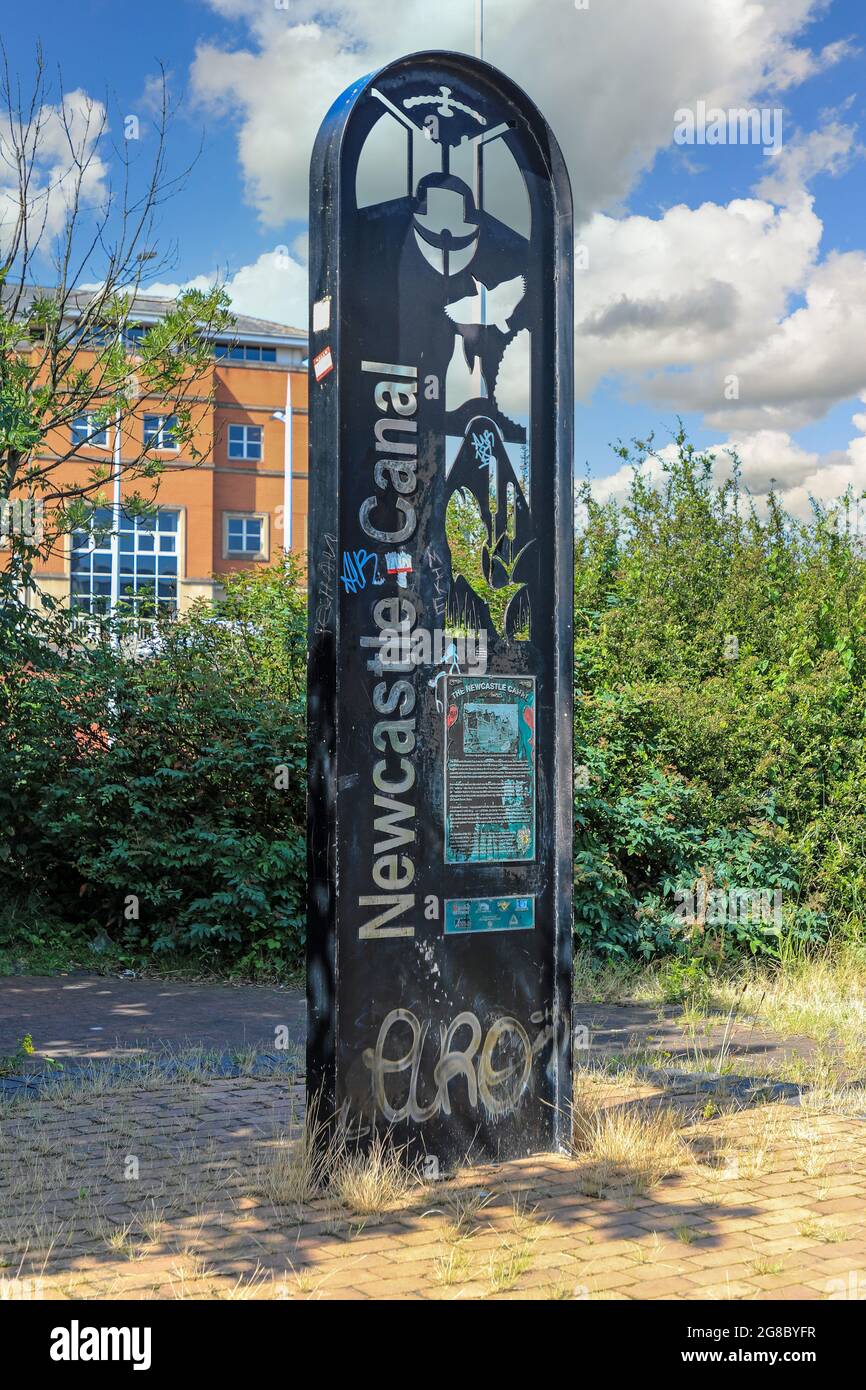 Un panneau indiquant le canal de Newcastle sur le côté du canal Trent et Mersey, Stoke on Trent, Staffordshire, Angleterre, Royaume-Uni Banque D'Images