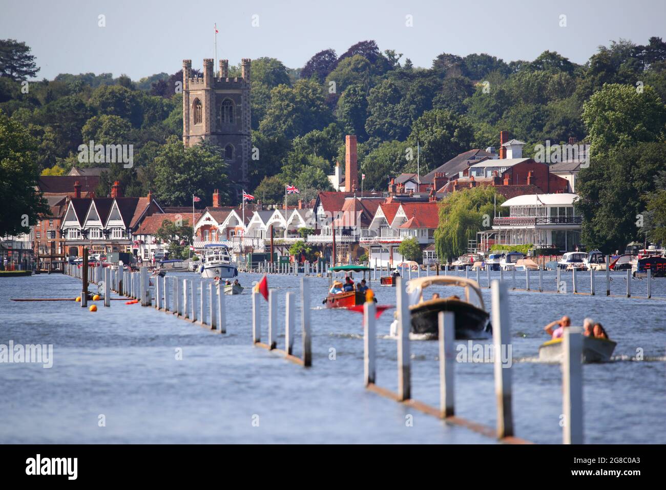 Par temps ensoleillé, les gens apprécient leurs bateaux sur la Tamise près de Henley-on-Thames, Oxfordshire, Royaume-Uni Banque D'Images