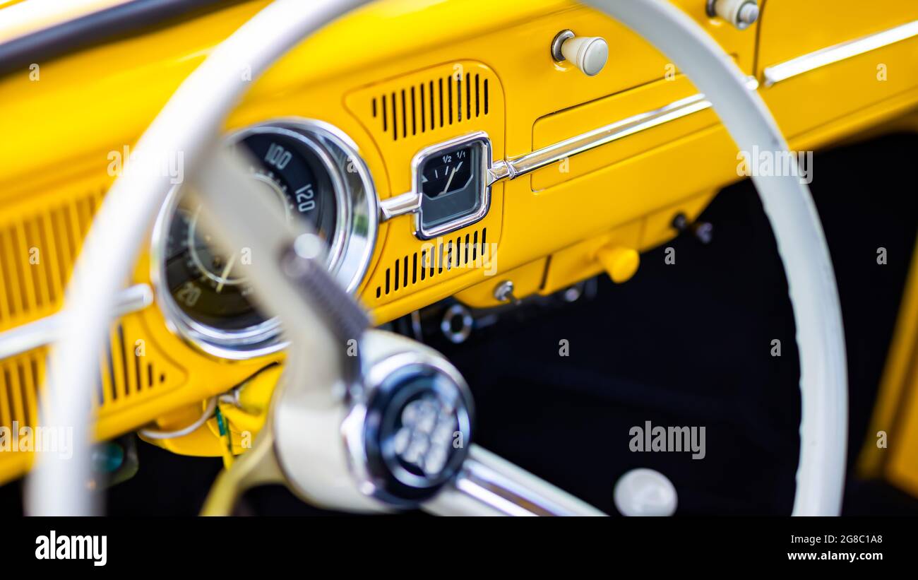 Intérieur de voiture classique jaune restauré. Photo prise à la lumière du jour. Banque D'Images