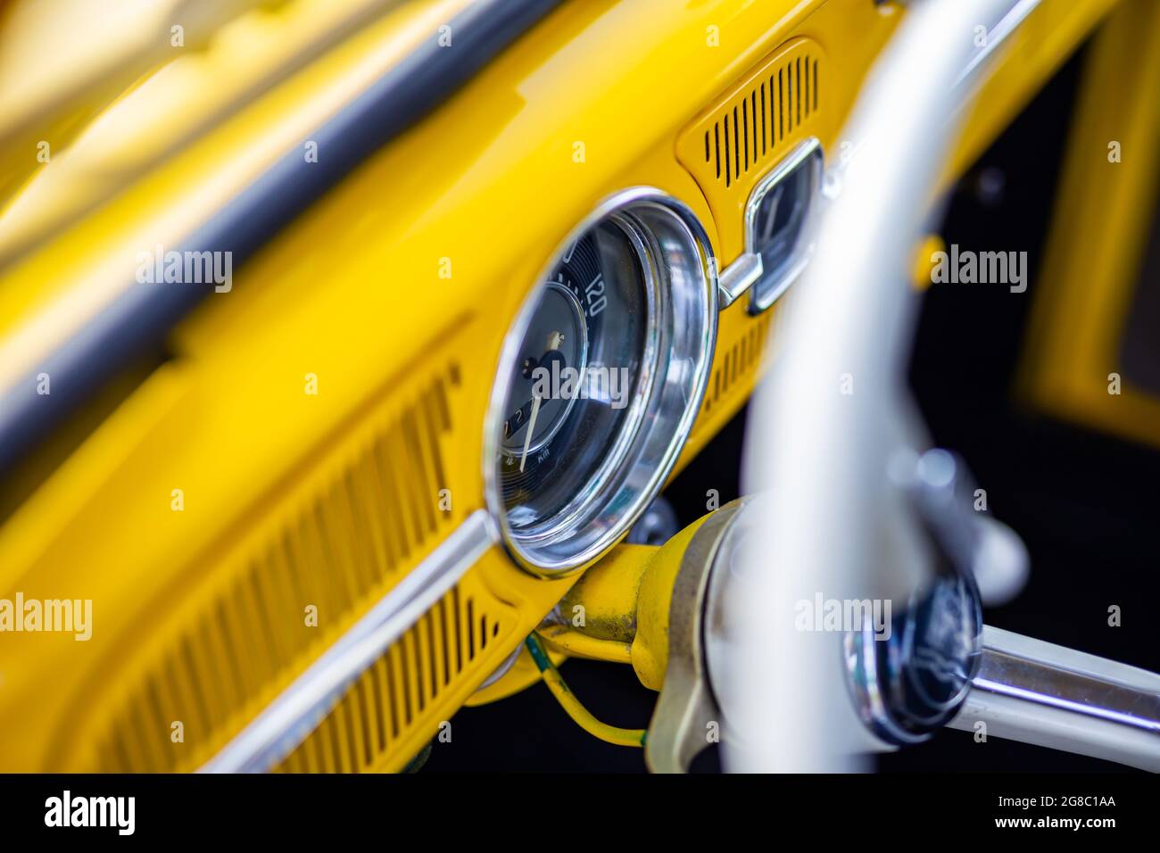 Intérieur de voiture classique jaune restauré. Photo prise à la lumière du jour. Banque D'Images