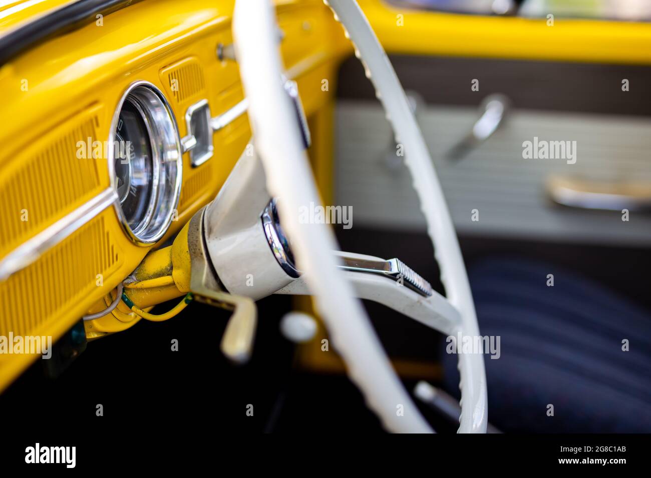 Intérieur de voiture classique jaune restauré. Photo prise à la lumière du jour. Banque D'Images