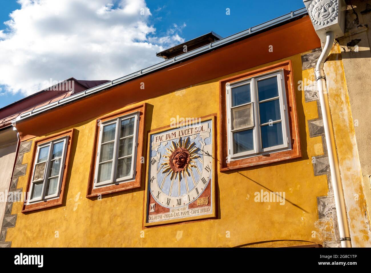 Cadran solaire vintage sur la façade d'une ancienne maison, Kolin, République Tchèque, Europe Banque D'Images